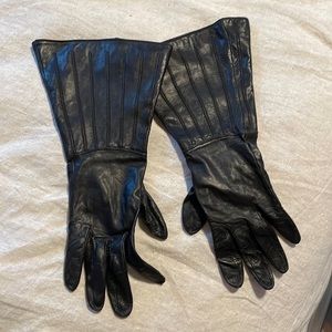 Alaïa leather gloves in black